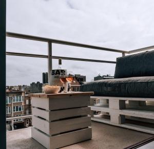 een balkon met uitzicht op een stad bij Casa MaTi in Blankenberge