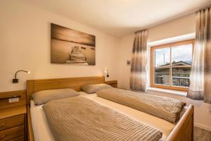 - une chambre avec 2 lits et une fenêtre dans l'établissement Ferienwohnung Golserhof, à Merano
