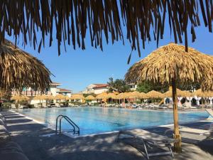Бассейн в Summer Time Family Resort или поблизости