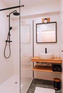 een badkamer met een douche en een wastafel bij Casa MaTi in Blankenberge