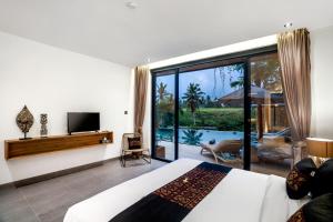 1 dormitorio con cama y vistas a la piscina en Villa Harmony by BaliSuperHost, en Ubud