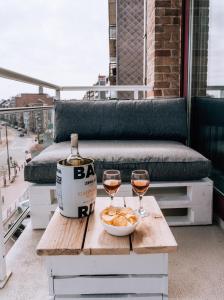 布蘭肯貝赫的住宿－Casa MaTi，一张桌子,上面放着两杯葡萄酒和一碗食物