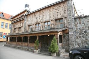 - un vieux bâtiment en pierre dans l'établissement Pensiunea Ileana, à Sibiu