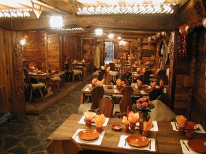 - un restaurant avec des tables et des chaises dans une salle dans l'établissement Pensiunea Ileana, à Sibiu