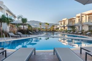 une image de la piscine d'un complexe dans l'établissement ONEIRO Boutique Hotel, à Tigaki