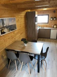 德茲維濟諾的住宿－Domki letniskowe Ibiza，一间带木桌和椅子的用餐室