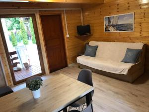 Televízia a/alebo spoločenská miestnosť v ubytovaní Domki letniskowe Ibiza