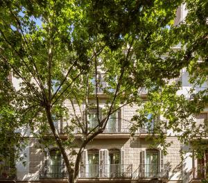um edifício de apartamentos com varanda e árvores em Casa Elliot by Bondia Hotel Group em Barcelona