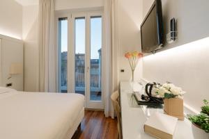 a hotel room with a bed and a tv at Hotel Giulietta e Romeo ***S in Verona