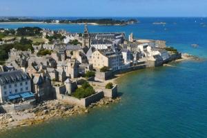an aerial view of a town on the water at Appartement cosy Roscoff 50 m plage thalasso WIFI PARKING in Roscoff