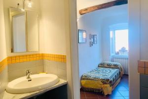Ein Badezimmer in der Unterkunft La Torretta dei Poeti, Tellaro