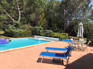 gîte de Fontjalabert en campagne tout confort内部或周边的泳池