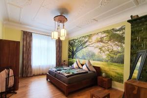 ein Wohnzimmer mit einem Sofa und einem Gemälde an der Wand in der Unterkunft Luxus Ferienwohnung mit hochwertiger Ausstattung Wintergarten in Cottbus