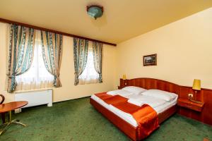 錫蓋特聖米克洛什的住宿－Gastland M0 Hotel & Conference Center，酒店客房设有一张床和两个窗户。