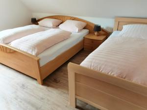 Dos camas una al lado de la otra en un dormitorio. en Kleine Krabbe, en Büsum
