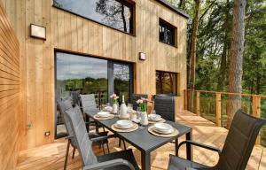 多乌德莱比Riverside Cabin的房屋甲板上的桌椅