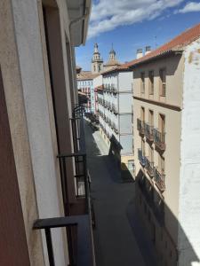 vistas a la calle desde el balcón de un edificio en Apartamento casco histórico de Calatayud, en Calatayud