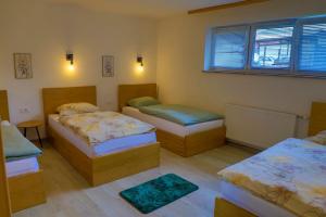 ein Zimmer mit drei Betten in einem Zimmer in der Unterkunft Apartment Vila Tara in Bihać