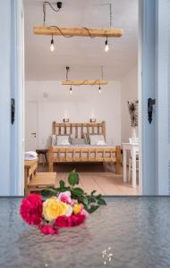 un mazzo di fiori sul pavimento di una camera da letto di Aqua Naxos Apartments & Suites a Naxos Chora