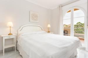 Łóżko lub łóżka w pokoju w obiekcie Señorío de Aloha Apartahotel