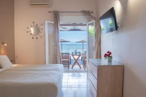 Rúm í herbergi á Galini Beach Studios and Penthouse