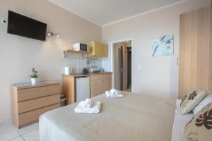 Rúm í herbergi á Galini Beach Studios and Penthouse