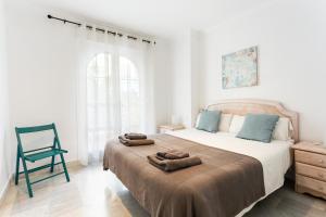 Łóżko lub łóżka w pokoju w obiekcie Señorío de Aloha Apartahotel