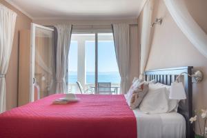 Rúm í herbergi á Galini Beach Studios and Penthouse