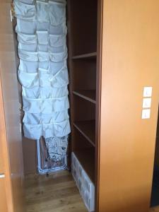 un armario lleno de toallas blancas en Attic loft to wake up by the sea., en Sada
