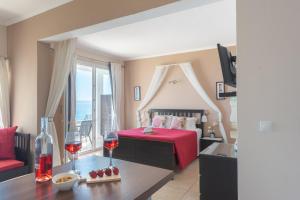 Rúm í herbergi á Galini Beach Studios and Penthouse