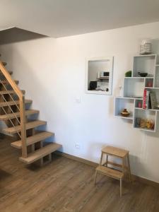 gîte de Fontjalabert en campagne tout confort的厨房或小厨房