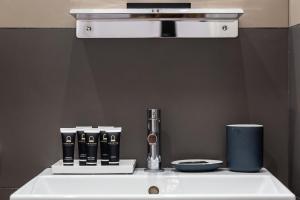 - un lavabo blanc dans la salle de bains avec un comptoir à ouverture dans l'établissement Amazing Vittoriano, à Rome 23 autres photos