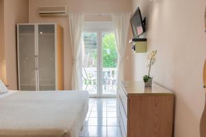 Rúm í herbergi á Galini Beach Studios and Penthouse