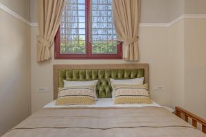 Un pat sau paturi într-o cameră la Scorpios Mansion / Downtown Skala / Seaside