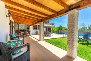 A seating area at Villa Ca na Miracles By SunVillas Mallorca