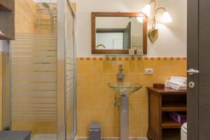 een badkamer met een wastafel en een spiegel bij Posto Unico in Verona