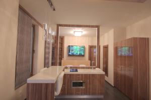 La salle de bains est pourvue d'un lavabo et d'un grand miroir. dans l'établissement Hotel Vadászkürt Superior, à Székesfehérvár