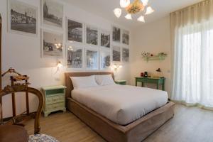 een slaapkamer met een bed en foto's aan de muur bij Posto Unico in Verona