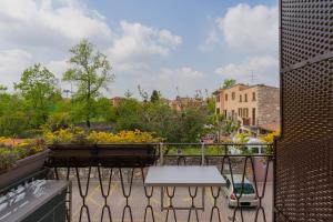 een balkon met een tafel en een kleine auto erop bij Posto Unico in Verona