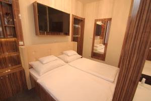 Łóżko lub łóżka w pokoju w obiekcie Hotel Vadászkürt Superior