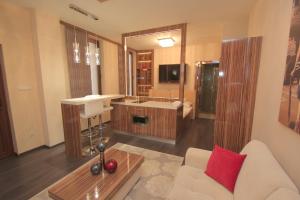 salon z białą kanapą i czerwoną poduszką w obiekcie Hotel Vadászkürt Superior w Székesfehérvárze