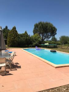 gîte de Fontjalabert en campagne tout confort内部或周边的泳池