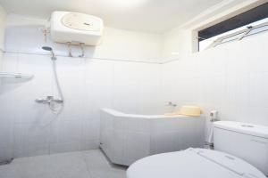 スラカルタにあるKartika Syariah Guest Houseのギャラリーの写真