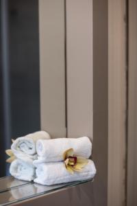 a pile of towels sitting on a glass table at Vecchio Granaio in Pisa +37 photos