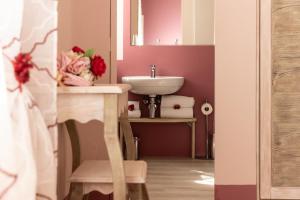 a bathroom with a sink and a mirror and a sink at Vecchio Granaio in Pisa