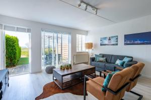ein Wohnzimmer mit Sofa und Tisch in der Unterkunft Grasse 148 - Kustpark Village Scaldia in Hoofdplaat