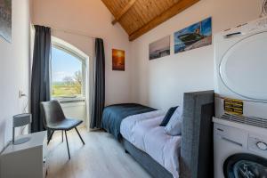 ein kleines Schlafzimmer mit einem Bett und einem Fenster in der Unterkunft Grasse 148 - Kustpark Village Scaldia in Hoofdplaat + 30 Fotos