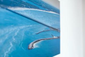 Eine Schlange auf der Seite eines blauen Wagens. in der Unterkunft Grasse 148 - Kustpark Village Scaldia in Hoofdplaat