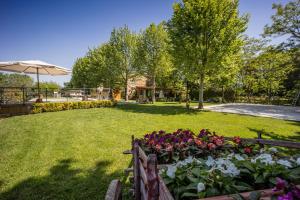 a garden with flowers and an umbrella at Vecchio Granaio in Pisa