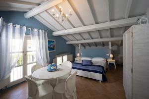 a bedroom with a bed and a table and chairs at Vecchio Granaio in Pisa